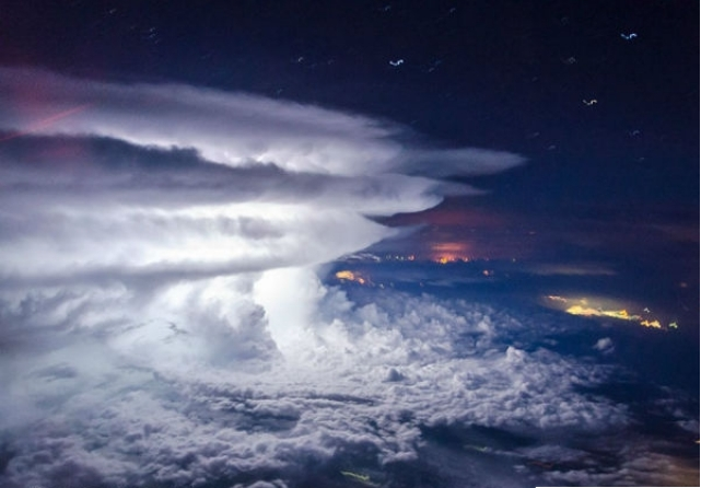 10 Foto Menakjubkan yang Diambil dari Dalam Pesawat