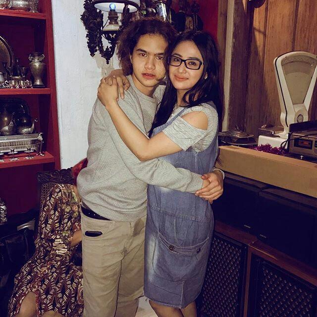 Ya Ampun! Dewi Persik Foto Peluk Dul Jaelani, Netizen Salfok ke Celana yang Basah