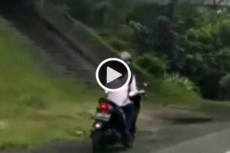 Heboh! Seorang Ibu Pengendara Motor Nyasar Masuk Jalan Tol Pasteur