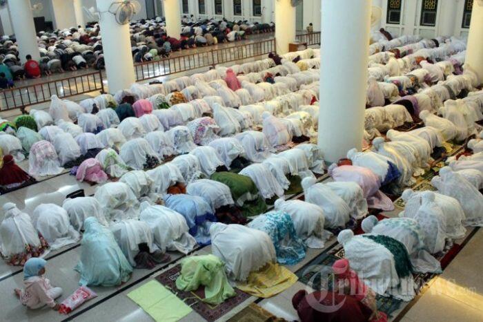 Satu Masjid Gempar, Saat Sujud Salat Isya, Terdengar Suara : Akulah Tuhan, Sembahlah 