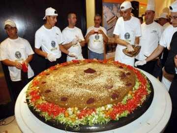 Falafel mirip Pastel terbesar di Dunia.
