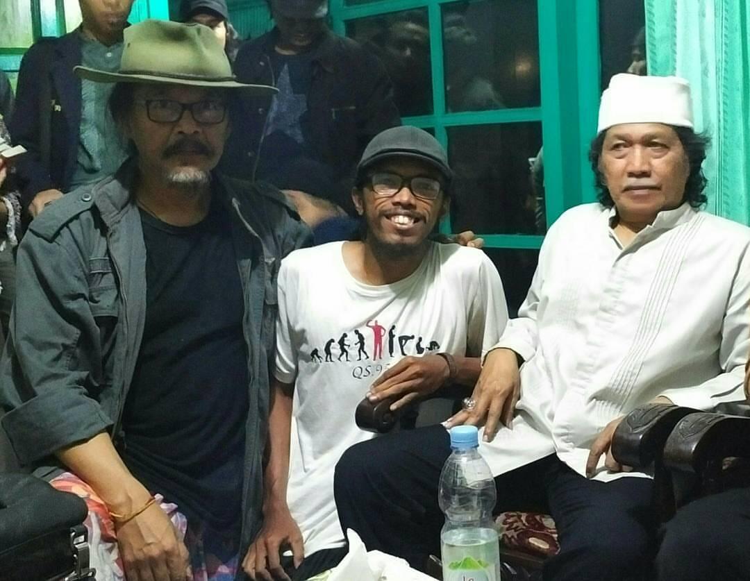 Melihat Indonesia Dari Kacamata Emha Ainun Najib