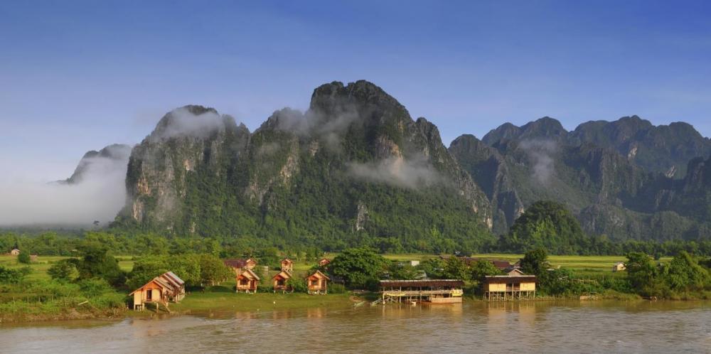 VANG VIENG, SUGUHAN ALAM YANG AKAN MEMBUATMU MELIRIK LAOS SEBAGAI TUJUAN BERPETUALANG