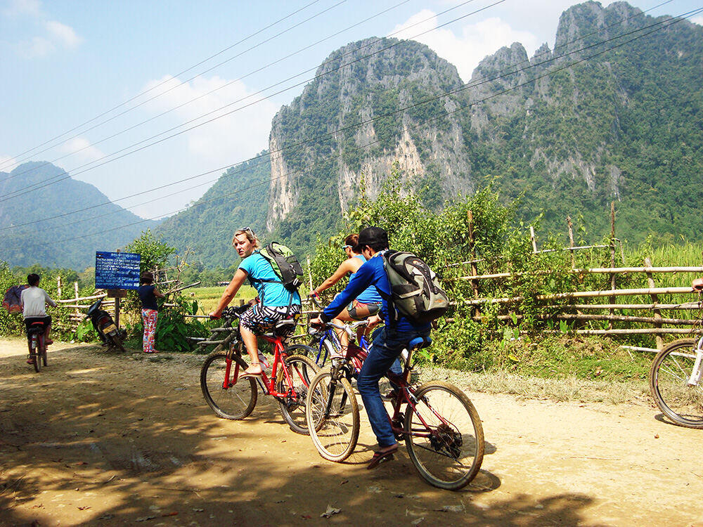 VANG VIENG, SUGUHAN ALAM YANG AKAN MEMBUATMU MELIRIK LAOS SEBAGAI TUJUAN BERPETUALANG
