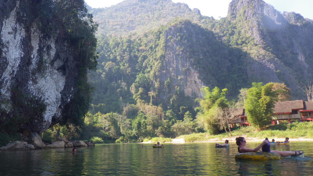 VANG VIENG, SUGUHAN ALAM YANG AKAN MEMBUATMU MELIRIK LAOS SEBAGAI TUJUAN BERPETUALANG
