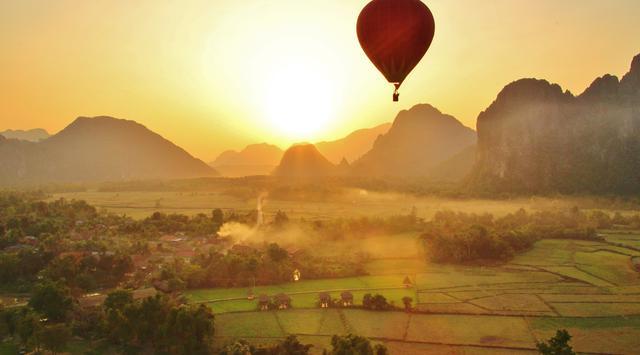 VANG VIENG, SUGUHAN ALAM YANG AKAN MEMBUATMU MELIRIK LAOS SEBAGAI TUJUAN BERPETUALANG