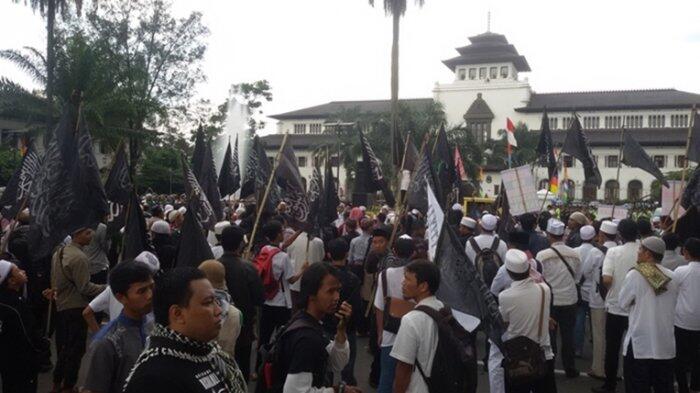 Peserta Demo Gedung Sate Tidak Terima Umat Islam Dianggap Intoleran dan Anti NKRI