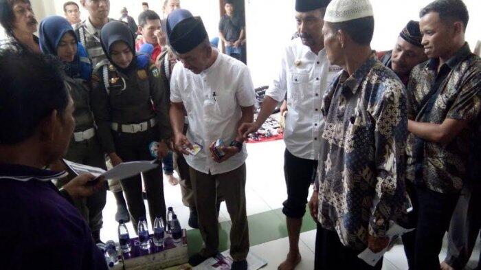 Bupati Luwu Gulung Celana Marahi Penjual Kondom di Masjid Agung Belopa
