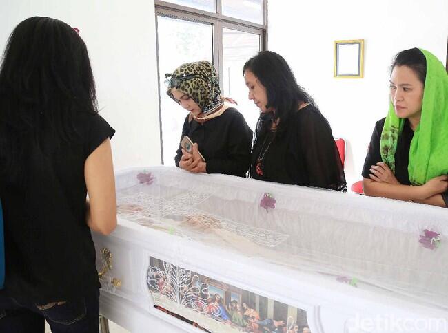 Ayahanda Datang ke Rumah Duka, Kisruh Agama Yana Zein Merebak