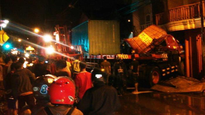 Rem Blong, Minibus Tabrak Rumah, Satu Korban Tewas