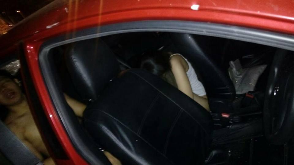 (Berita Buka Puasa) Lagi ML Dalam Mobil, Pasangan Ini Dikepung Warga