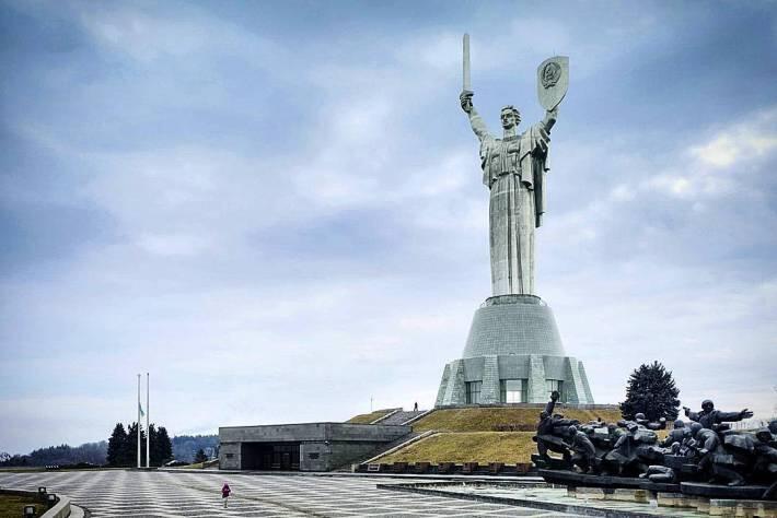 Ternyata Ada Monumen Sebesar Ini 