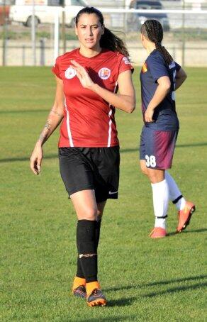 Filiz Koc,pesepakbola wanita dari Turki yang nyambi jadi model