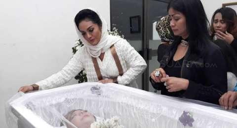 Diajak Bicara, Jenazah Yana Zein Menangis dan Mengernyitkan Dahi