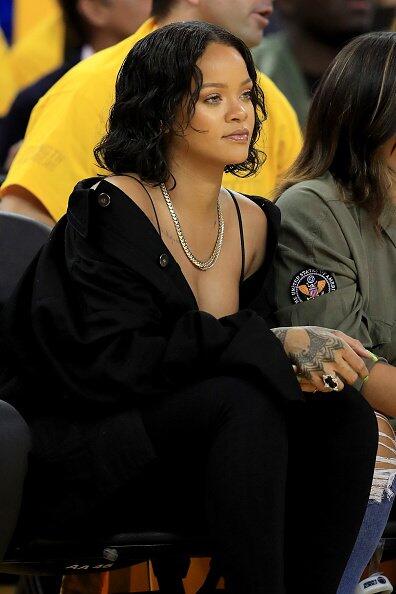 Jangan mengalihkan pandanganmu dari bola! Rihanna berkedip belahan dada...