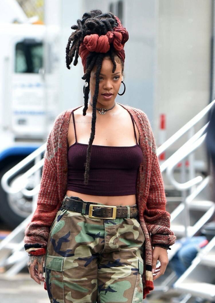 Jangan mengalihkan pandanganmu dari bola! Rihanna berkedip belahan dada...