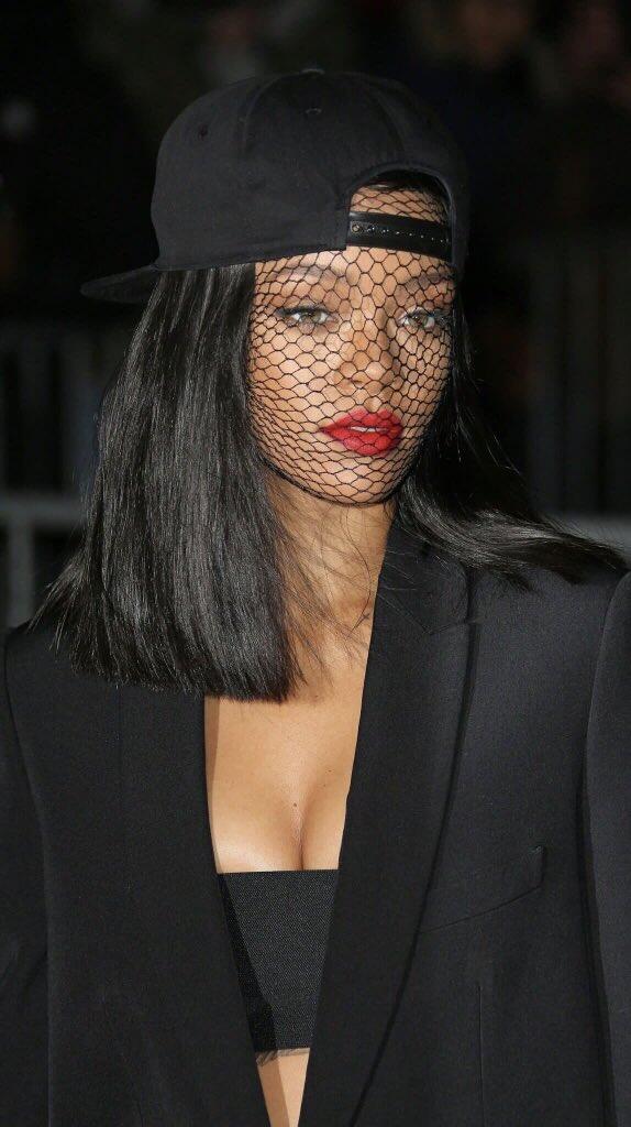 Jangan mengalihkan pandanganmu dari bola! Rihanna berkedip belahan dada...