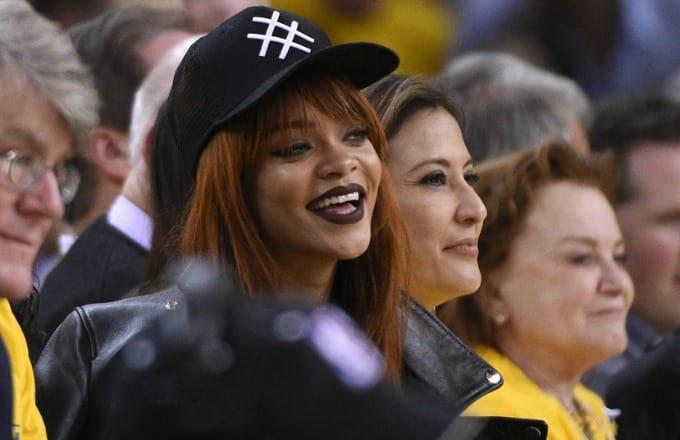 Jangan mengalihkan pandanganmu dari bola! Rihanna berkedip belahan dada...