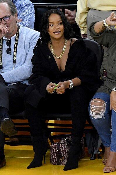Jangan mengalihkan pandanganmu dari bola! Rihanna berkedip belahan dada...