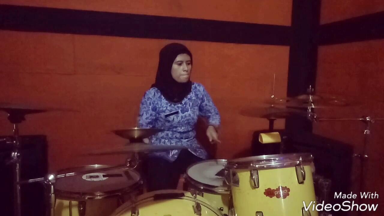 Aksi PNS Berjilbab Main Drum, Netizen: 'TOP MARKOTOP'
