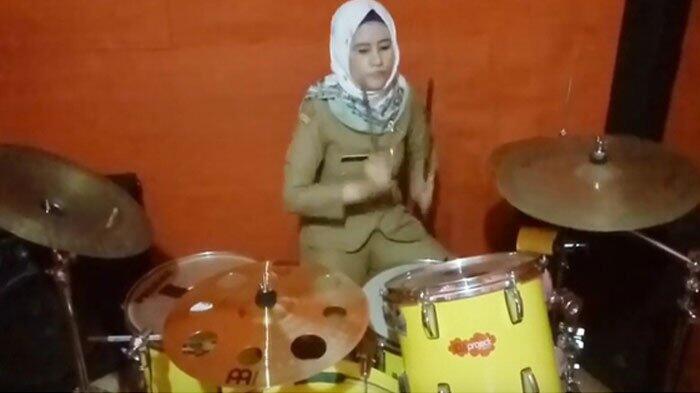 Aksi PNS Berjilbab Main Drum, Netizen: 'TOP MARKOTOP'