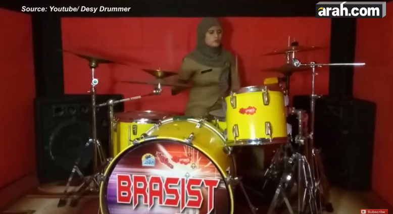 Aksi PNS Berjilbab Main Drum, Netizen: 'TOP MARKOTOP'