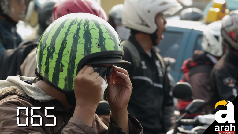 Kocak! Ini yang Orang Lakukan Saat Menunggu Lampu Merah