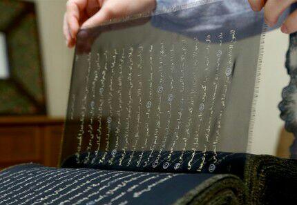 Seniman ini Habiskan 3 Tahun Menulis Ulang Al-Quran dengan Tinta Emas