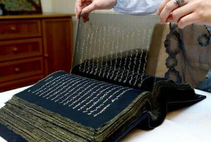 Seniman ini Habiskan 3 Tahun Menulis Ulang Al-Quran dengan Tinta Emas
