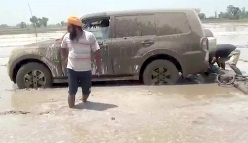 Males Kepanasan, Orang Ini Bajak Sawah Pake Mobil