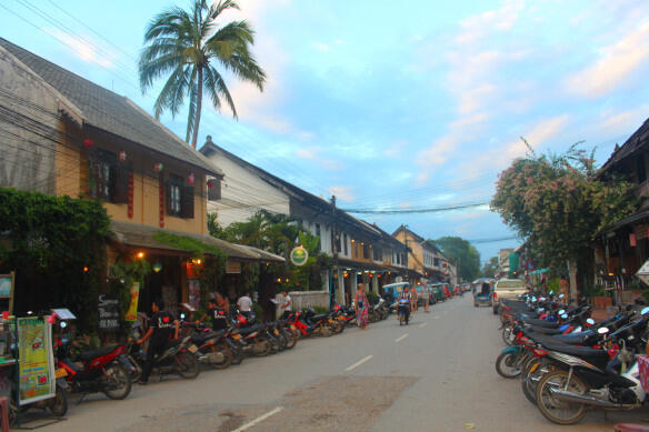  LUANG PRABANG, PERPADUAN MANIS DARI SEJARAH, BUDAYA, DAN ALAM LAOS