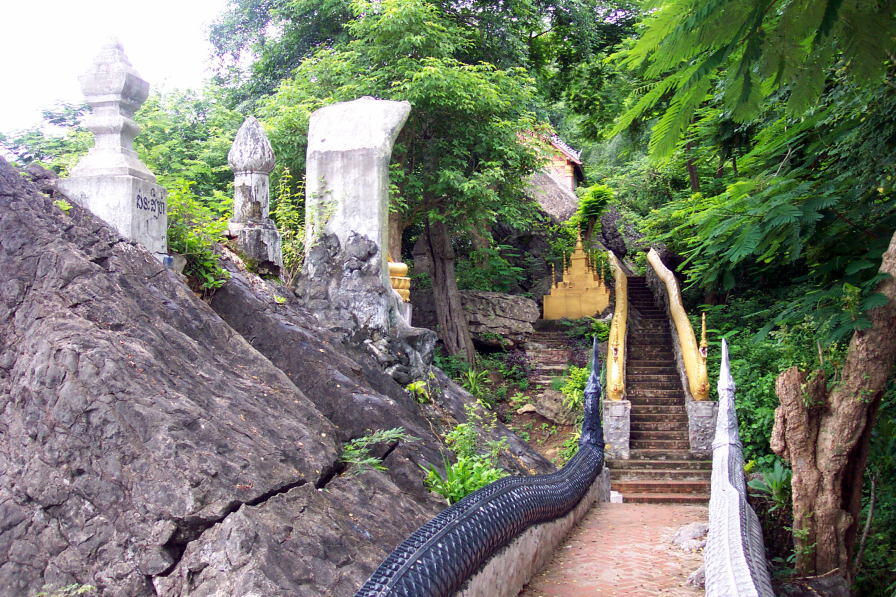  LUANG PRABANG, PERPADUAN MANIS DARI SEJARAH, BUDAYA, DAN ALAM LAOS