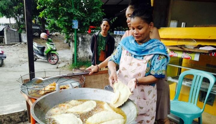 WOW! Jual Pastel Raksasa, Ibu Rumah Tangga Ini Raup Untung Rp30 Juta per Bulan