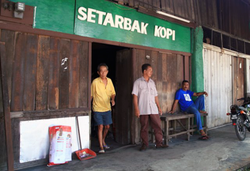 Warung Jajanan Unik ini Bikin Kamu Kenyang Sekaligus Ngakak