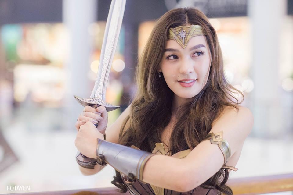 10 Foto model berpakaian ala Wonder Woman, nggak kalah sama Gal Gadot