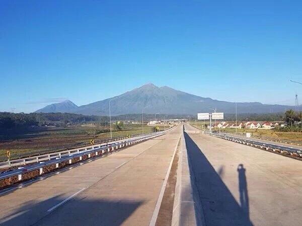 Gerbang Tol salatiga yang gak kalah keren dengan Gerbang tol di Pegunungan Swiss