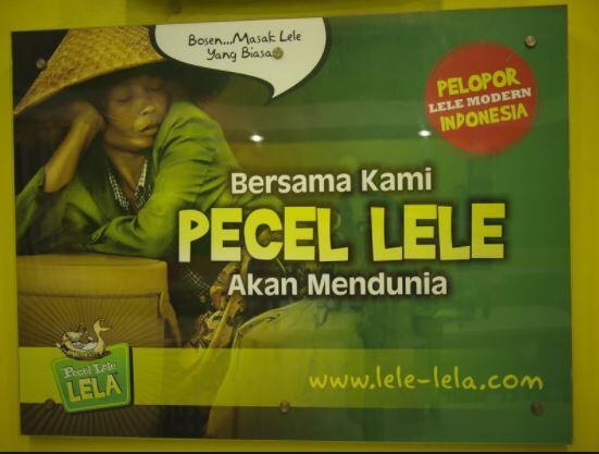 {Bikin Ngakak}8 Meme spanduk pecel lele ini ingatin pedasnya sambal yang bikin nagih