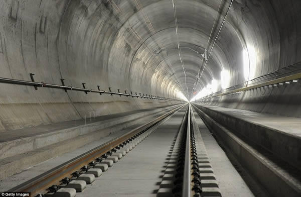 6 Perlintasan Kereta yang Lokasinya Nyleneh bin Ekstrim