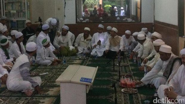 Massa di Kantor FPI Antusias Simak Telepon Habib Rizieq dari Saudi