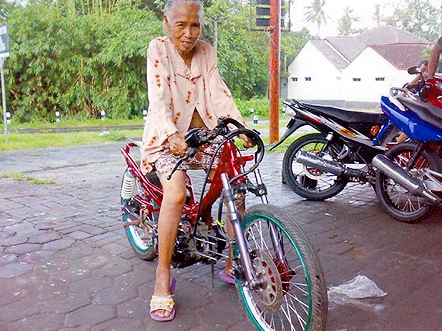 Kebiasaan Buruk LADY BIKER ( Pengendara Wanita ) di jalan