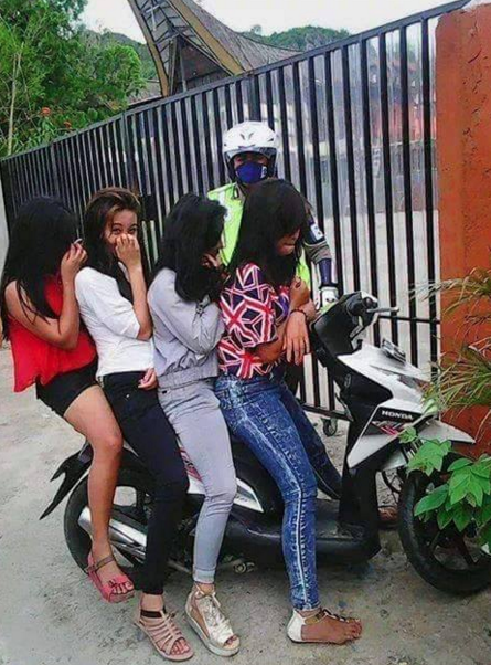 Kebiasaan Buruk LADY BIKER ( Pengendara Wanita ) di jalan