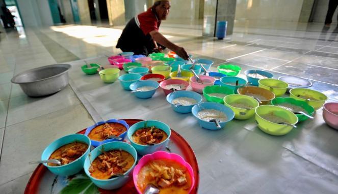 8 Bubur Gratis Untuk Menu Berbuka Di Berbagai Masjid di Nusantara 