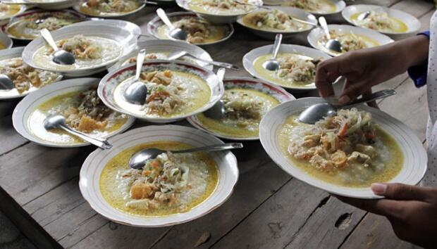 8 Bubur Gratis Untuk Menu Berbuka Di Berbagai Masjid di Nusantara 