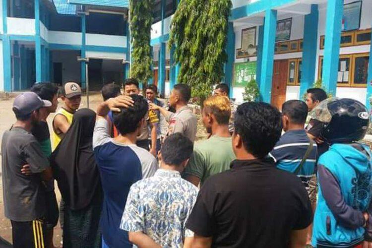 Guru SMP Dikeroyok Warga