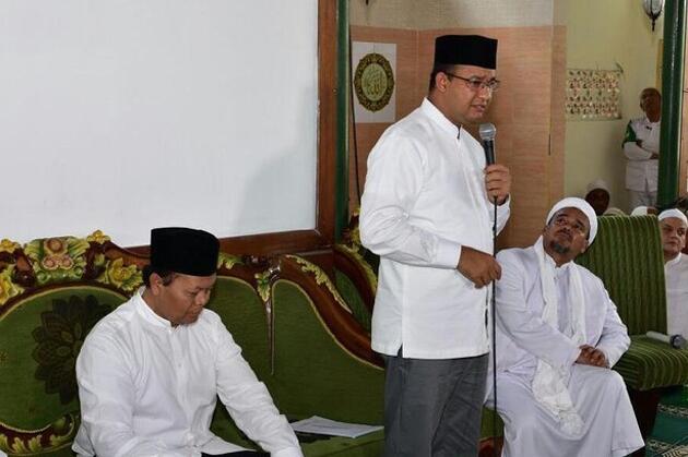Pergi Umroh, Anies Diagendakan Bertemu Habib Rizieq?