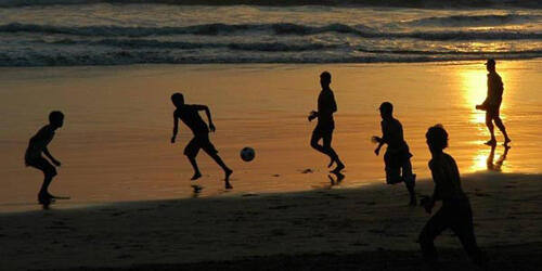 Kegiatan yg Paling Enak Dilakukan Pas Lagi di Pantai
