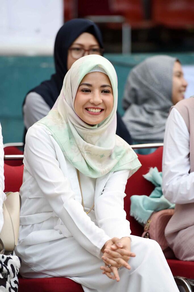 Natasha RIzky Makan Dengan Alas Daun Pisang