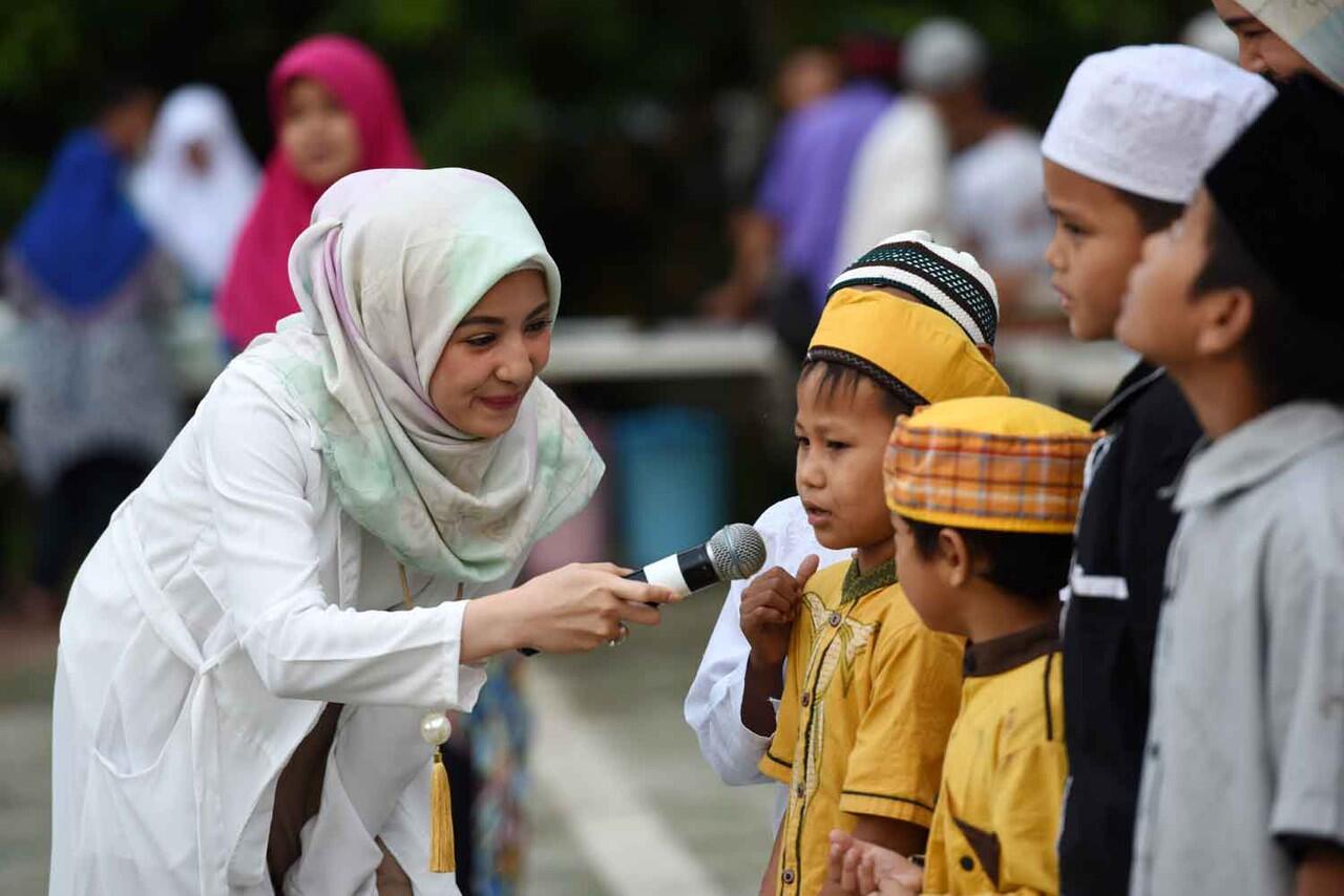Natasha RIzky Makan Dengan Alas Daun Pisang