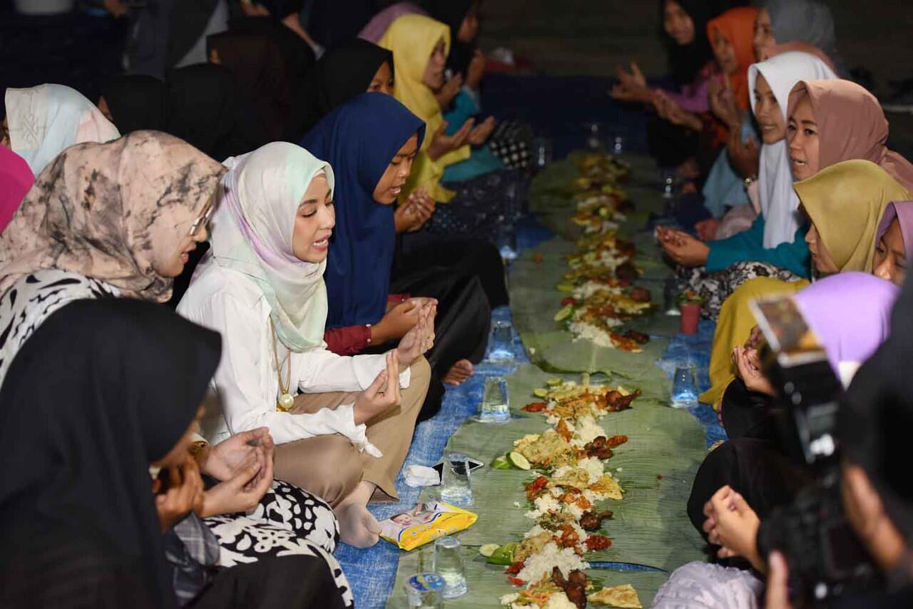 Natasha RIzky Makan Dengan Alas Daun Pisang