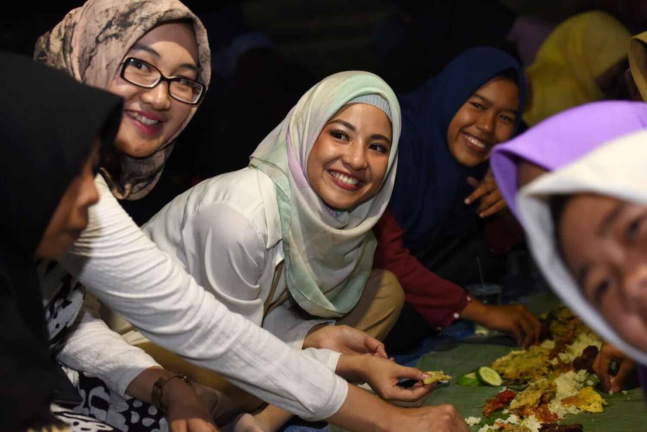 Natasha RIzky Makan Dengan Alas Daun Pisang